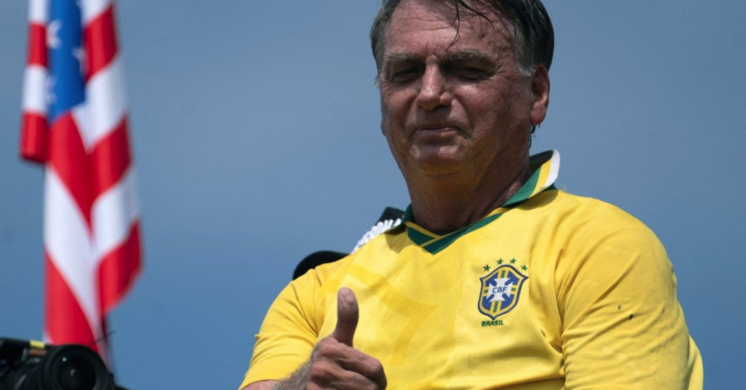 Bolsonaro mantém seu nome para a eleição de 2026, mesmo inelegível, e nega que vá deixar o Brasil
