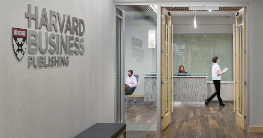 Santander e Harvard Business Publishing abrem 2 mil bolsas para melhorar a prática do ensino universitário