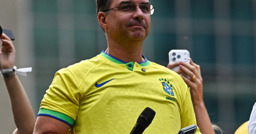 Flávio Bolsonaro desembarca no Nordeste para testar popularidade como pré-candidato à Presidência