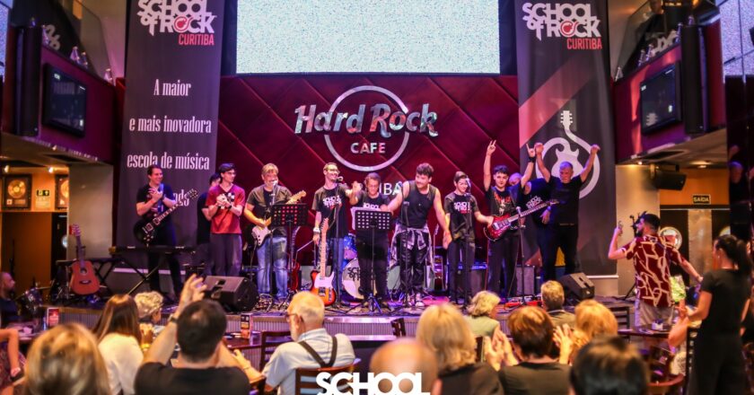 Alunos da School of Rock Curitiba sobem ao palco do Hard Rock Cafe em jam session aberta ao público