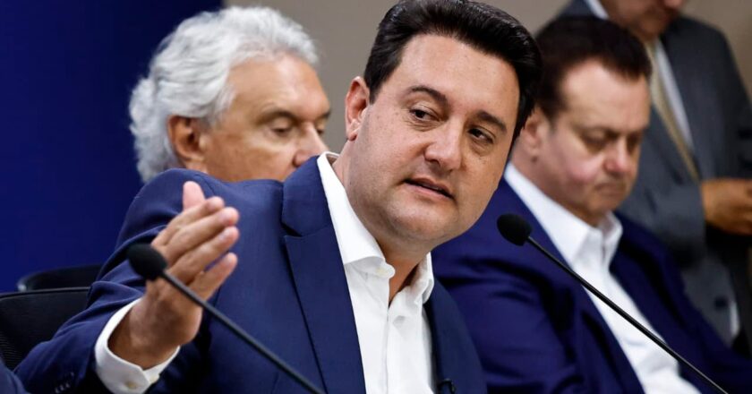 Pesquisa eleitoral aponta Moro como líder nas eleições de 2026, enquanto popularidade de Ratinho Jr é aposta do governo com disputa interna em aberto.