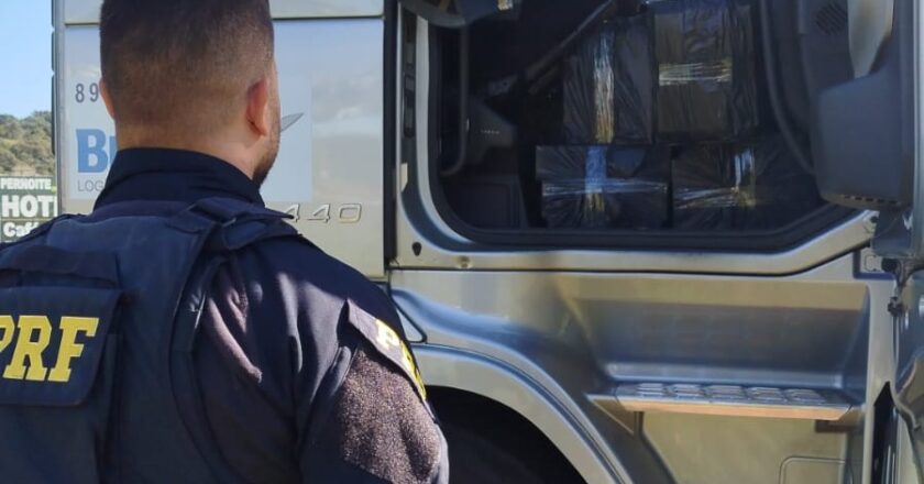 PRF intercepta carregamento de celulares no valor de R$ 2 milhões na BR-277
