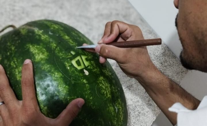 Entre frutas e cascas, o Messias descobre arte e novas oportunidades