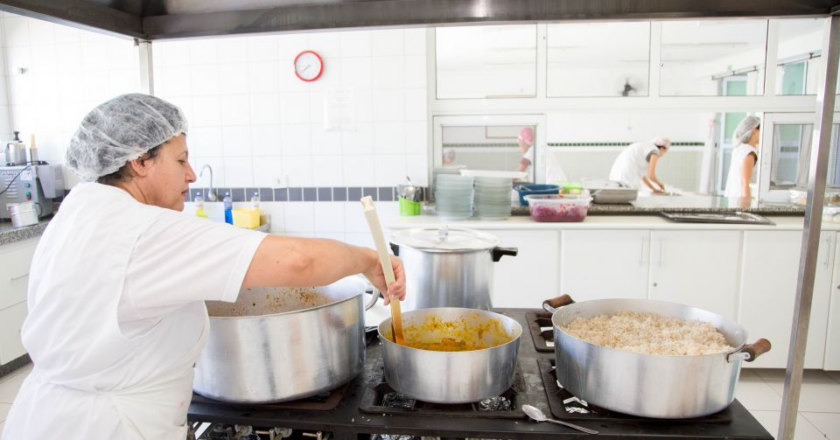 Vereadora pede investigação de contrato emergencial de R$ 89 milhões para merenda escolar em Maringá