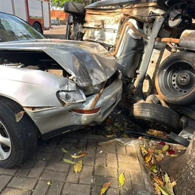 Acidente entre Saveiro e Corolla em Cascavel resulta em veículo tombado e ocupante preso