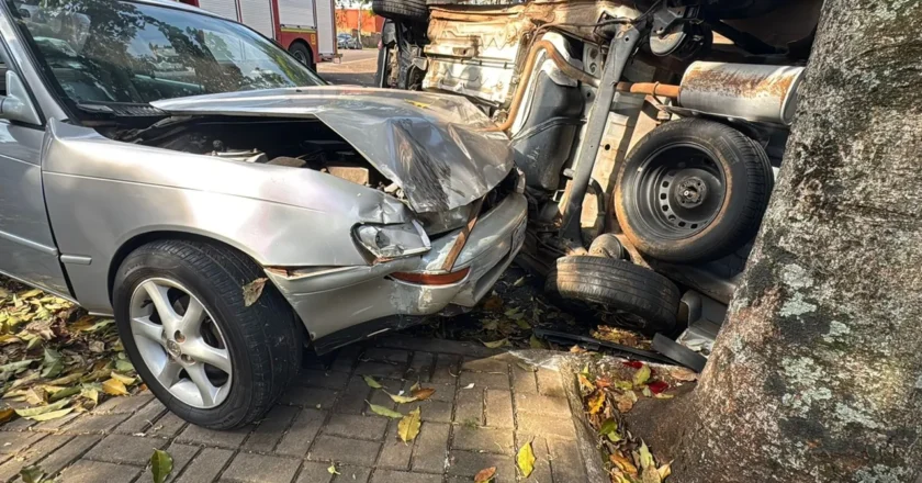 Acidente entre Saveiro e Corolla em Cascavel resulta em veículo tombado e ocupante preso